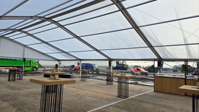 Alphatentevent-RIdderkerk-aluhal-boogspan tent-15x20 meter-eerte paal viering-zakelijk event-aankleding-bon bon catering-bakker barendrecht